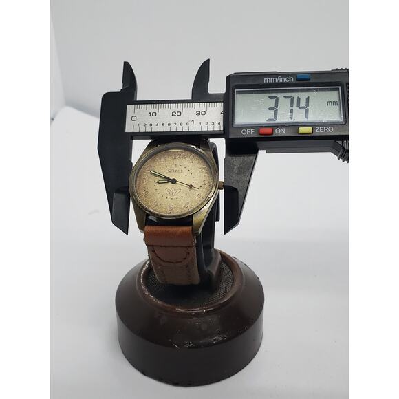 Select women's watch. Large face, Small leaves on watch face. - Picture 4 of 7